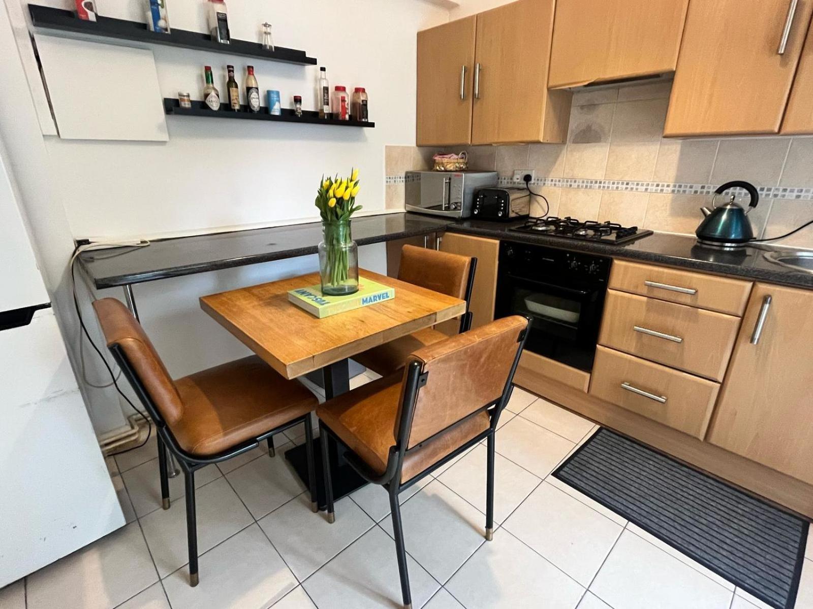 Charming 1-Bedroom Apartment Southfields, London Exterior photo